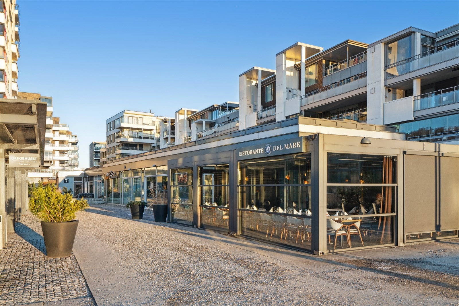 Skulle en ønske en bedre middag er den populære restauranten Del Mare rett på utsiden Galleribilde