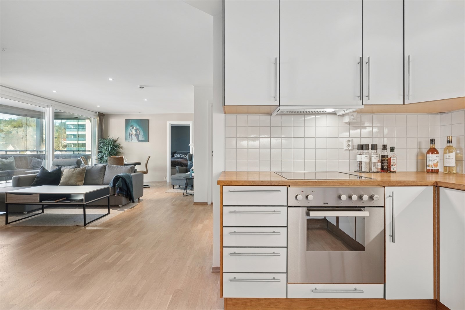 Kjøkkenet er oppført med integrerte hvitevarer, backsplash i flis, samt overskaper som gir godt med oppbevaring Galleribilde