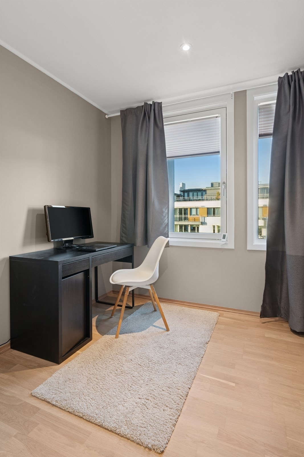 Soverom 2 er idag benyttet som kontor, men her er det god plass til seng og garderobeløsning skulle en ønske det Galleribilde