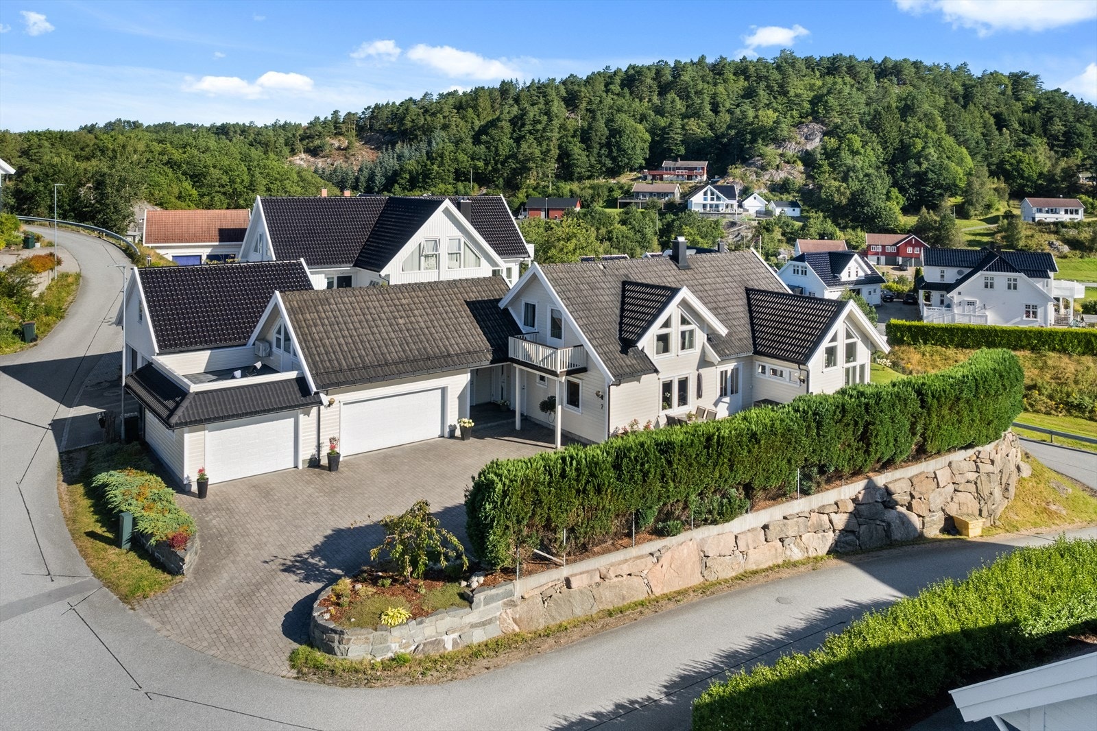 Flott enebolig i godt og etablert nabolag. Galleribilde