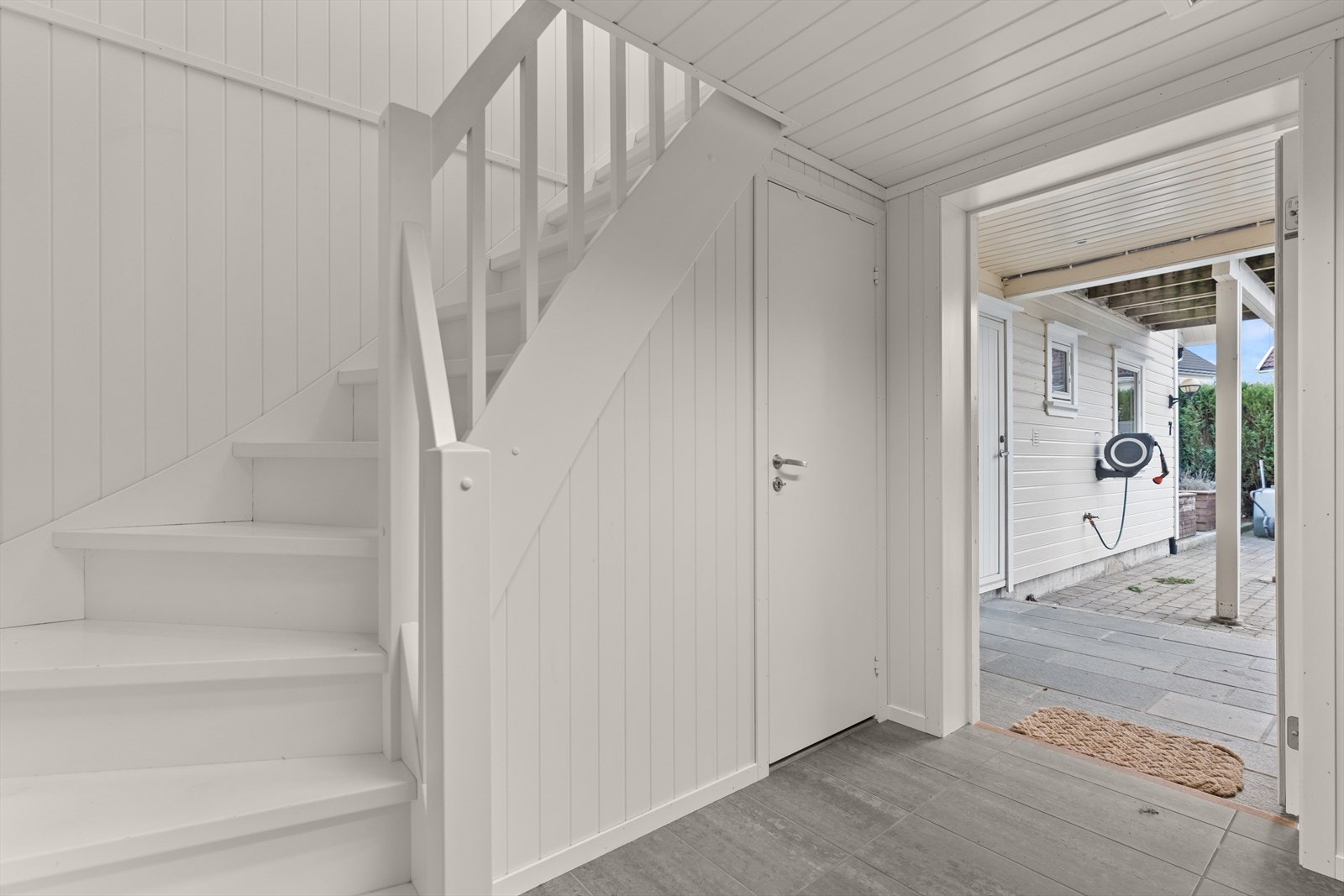 Inngang til garasje og innredet loft. Galleribilde