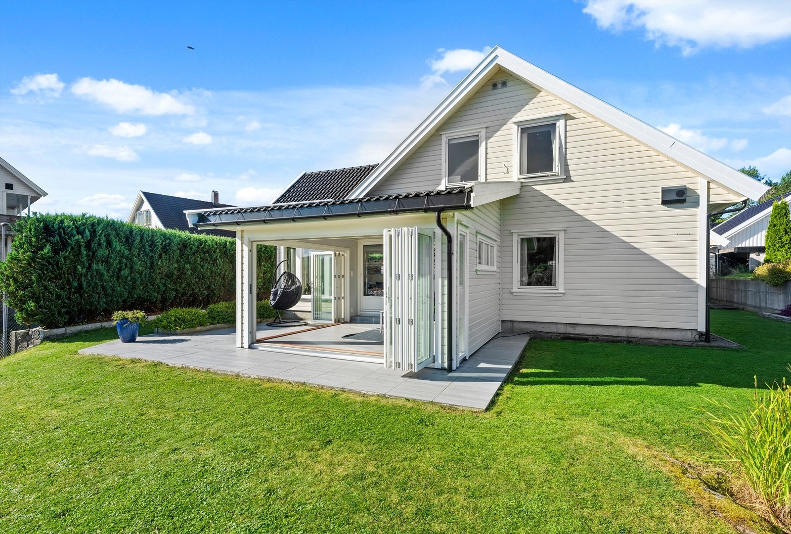 Adkomst rundt hele huset fra tomten. Galleribilde