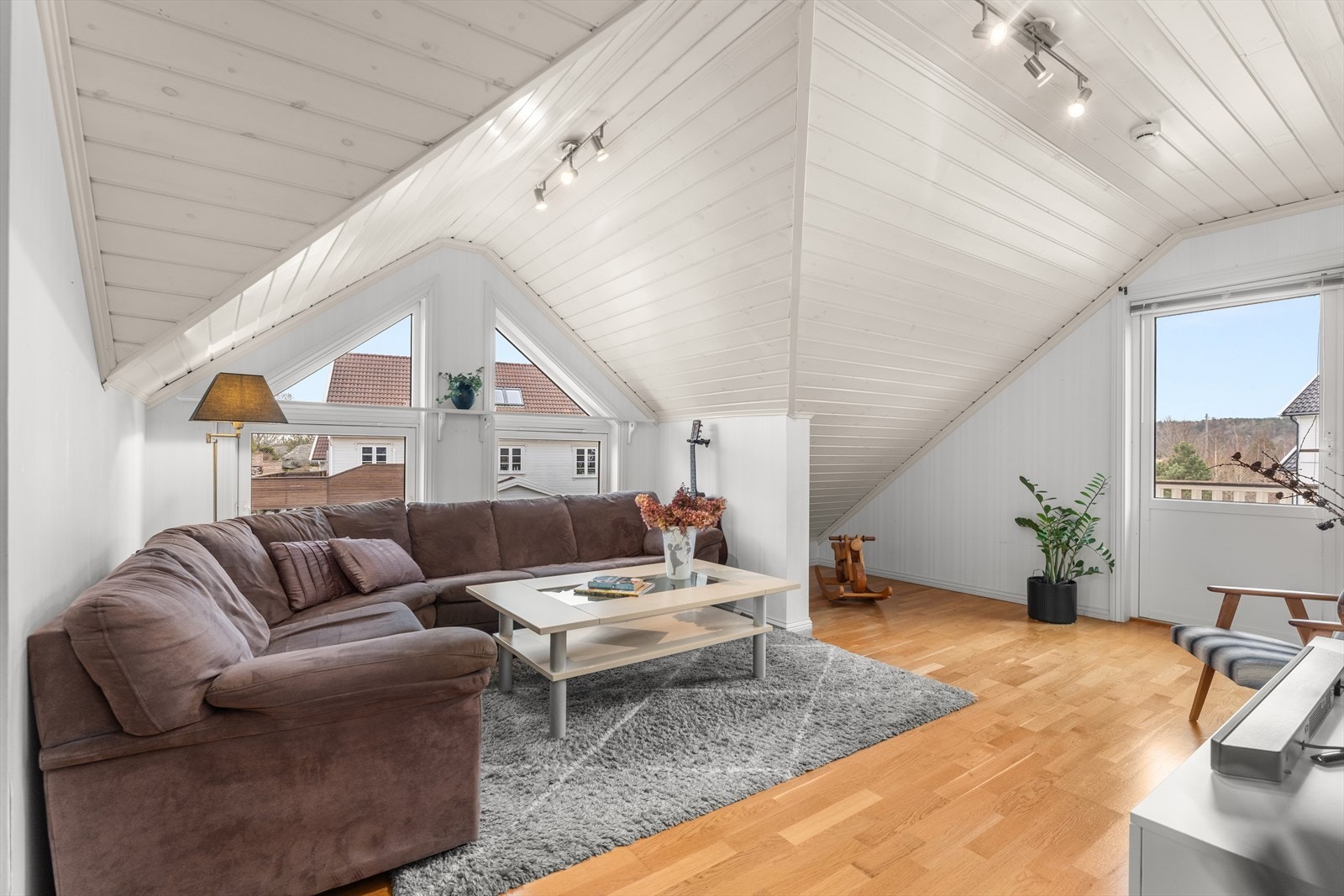Lyst og hyggelig. Utgang til egen balkong med fin kveldssol. Galleribilde