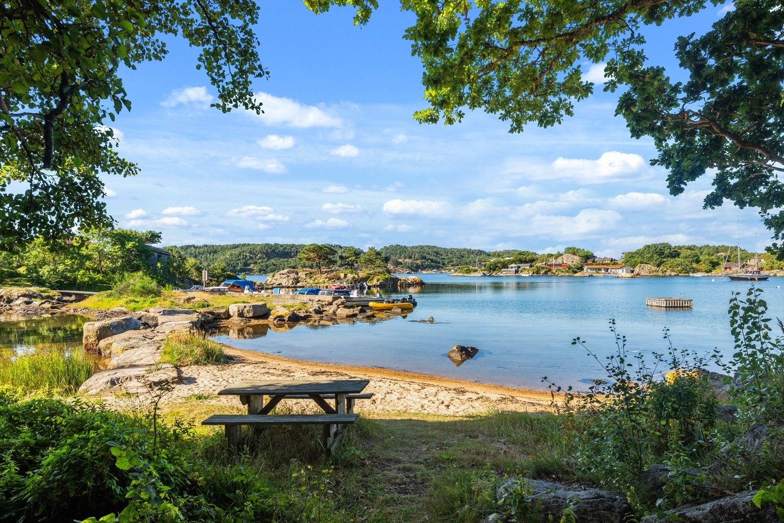 To minutters gange til strand og badeplass. Galleribilde