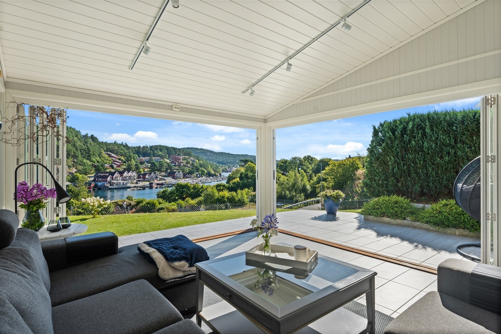 Innholdsrikt hus. Her fra utestuen med hyggelig utsikt til Tregde Marina. Galleribilde