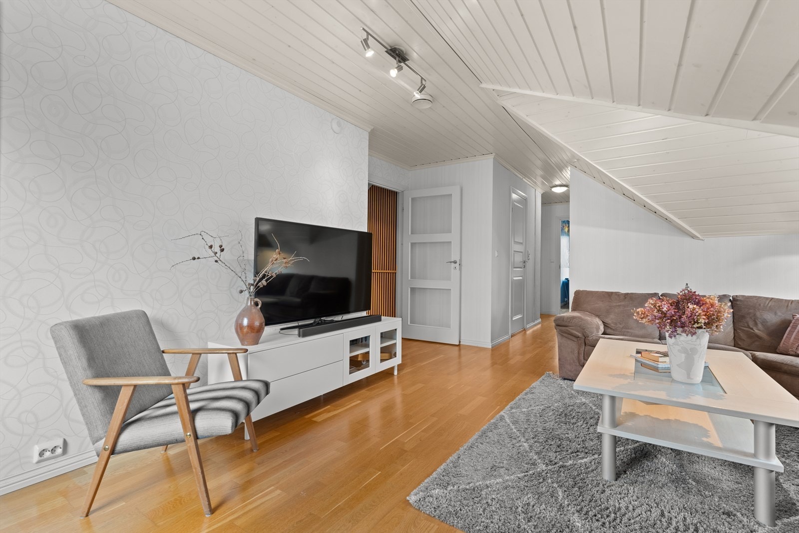 Loftstuen. I denne etasjen er det tre soverom, stue og godt med bodplass. Galleribilde