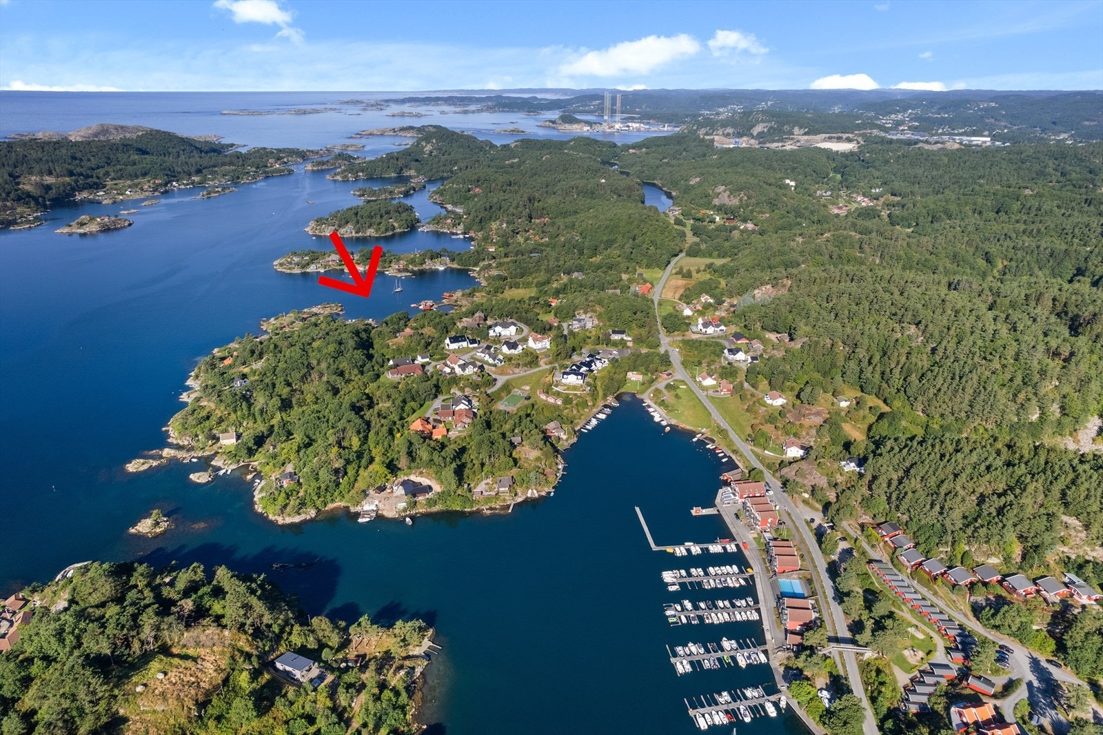 Umiddelbar nærhet til skjærgård og båtliv. Pilen viser hvor stranden er. Galleribilde