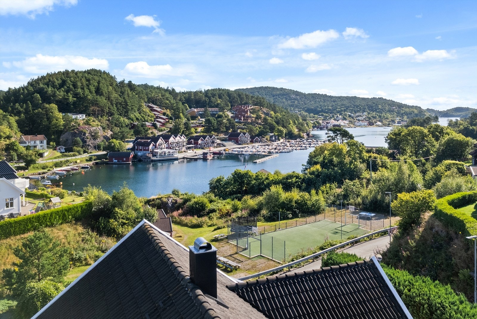 Hyggelig nabolag og nærområde. Galleribilde