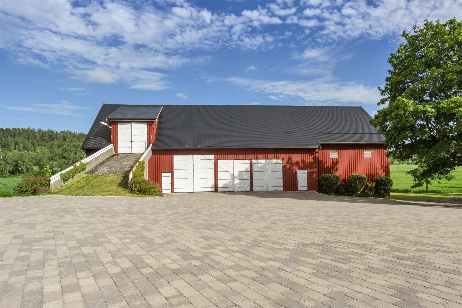 Et svært påkostet tun med belegningsstein og ellers parkmessig standard på beplantning. Galleribilde