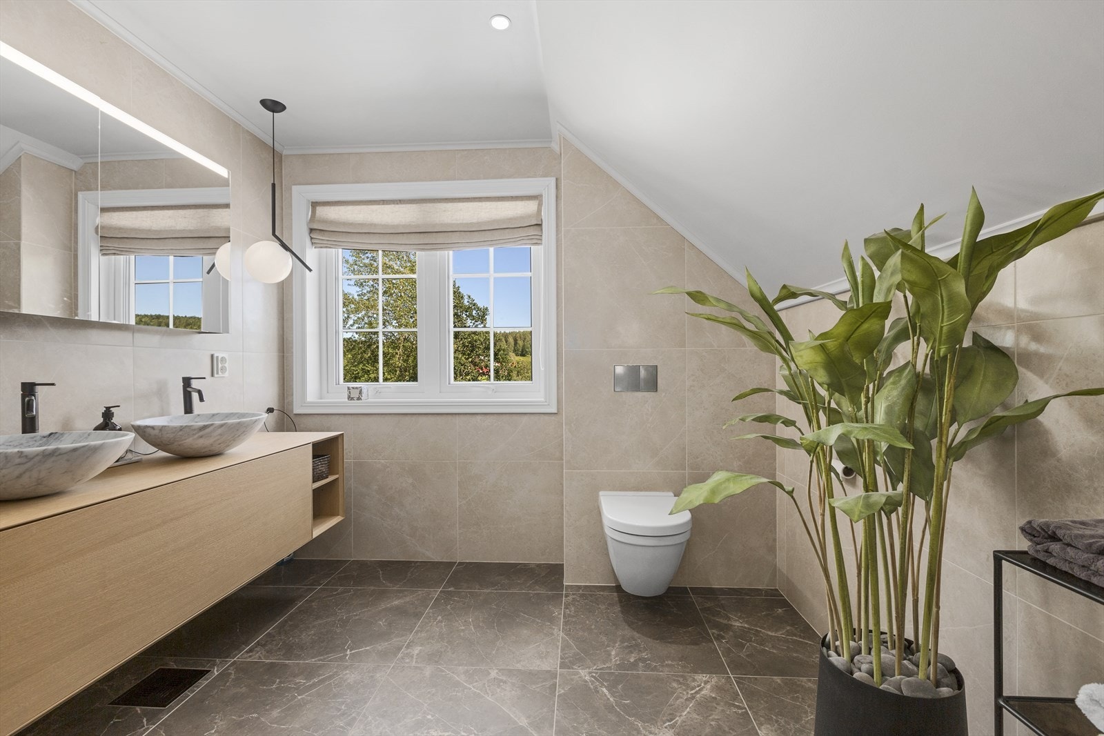 Det er to baderom i andre etasje, hvorav ett er ekslusivt og i direkte tilknytning til hovedsoverommet. Galleribilde