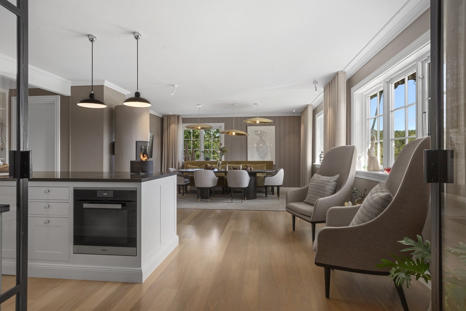 Kjøkkenet har flere sosiale soner for festlige lag og bespisning Galleribilde