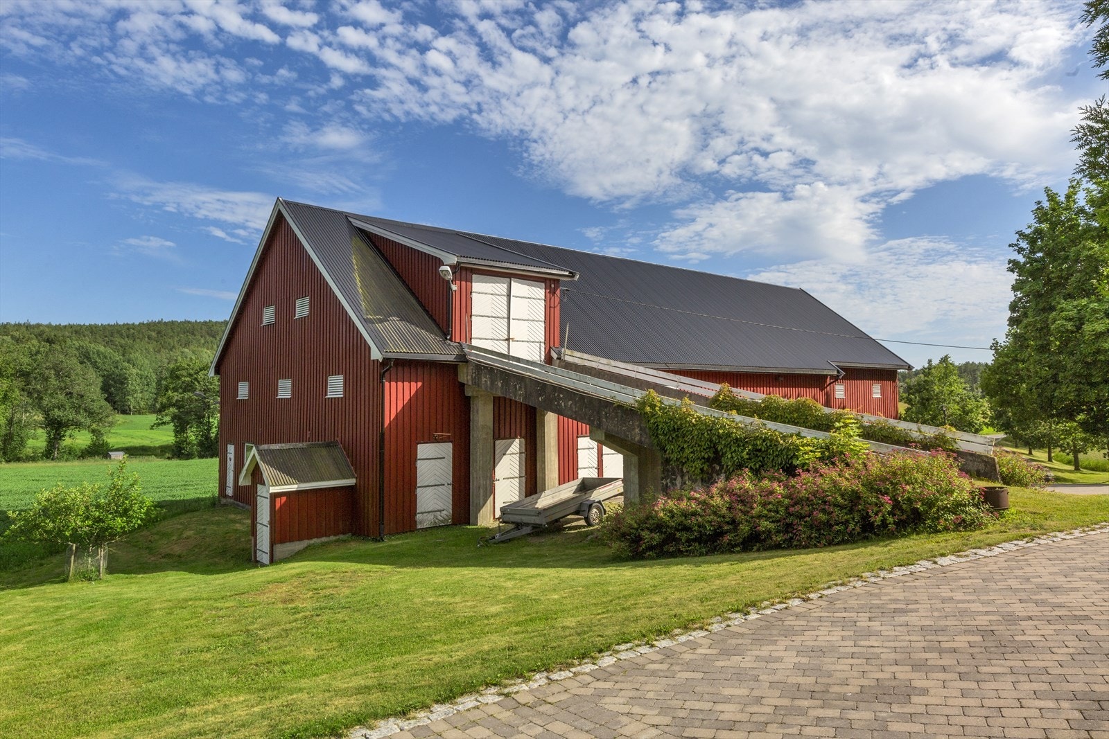 Gårdens øvrige bygninger består av låve, stabbur og garasje. Galleribilde