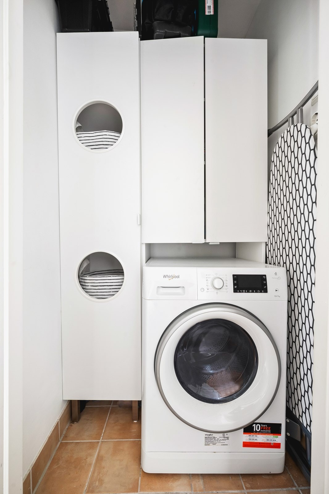 Ved badet er det eget vaskerom med opplegg for vaskemaskin. Galleribilde