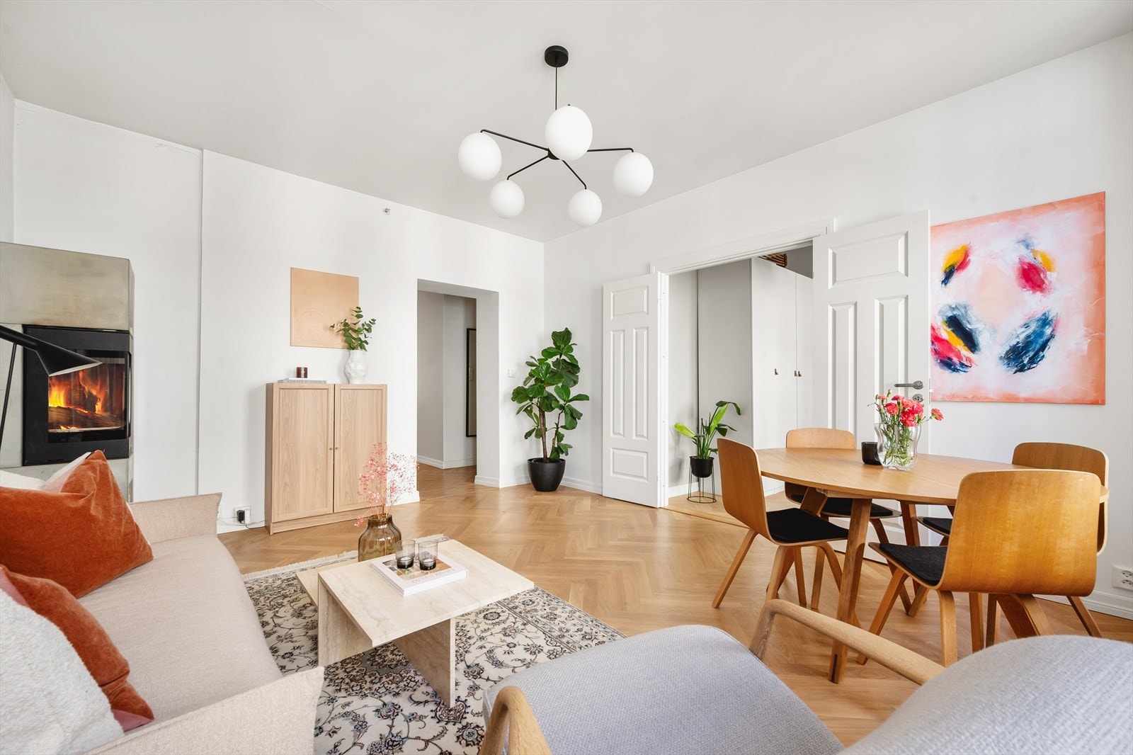 Leiligheten har stilrene overflater, og består av pen fiskebensparkett og veggene er malt i en lun fargepalett. Galleribilde