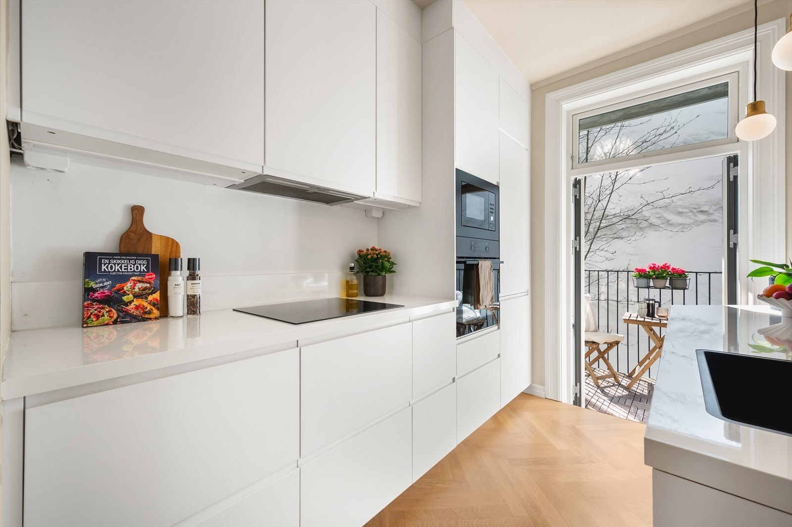 Hvitevarene er integrerte, og består av induksjonstopp, stekeovn, mikro, oppvaskmaskin og kjøl/fryseskap. Kullfilterventilator over kokeplass. Galleribilde