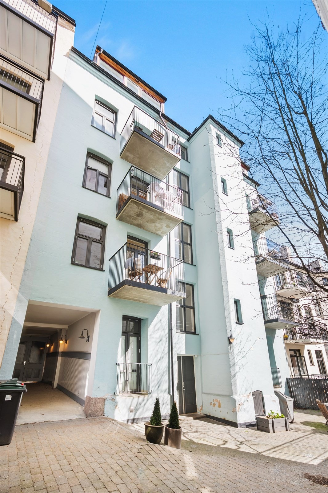 Balkongen, kjøkkenet og soverommet vender mot bakgård. Galleribilde