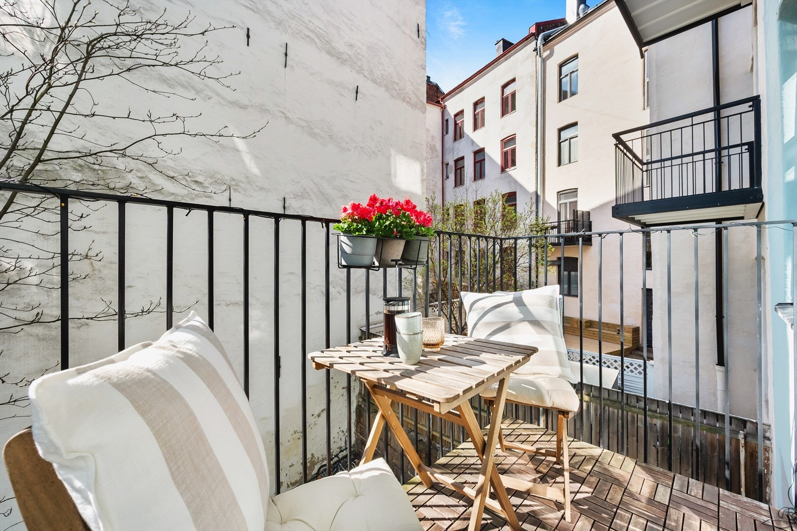 Fra kjøkkenet er det utgang til en sydvestvendt balkong på ca. 3 kvm. Galleribilde