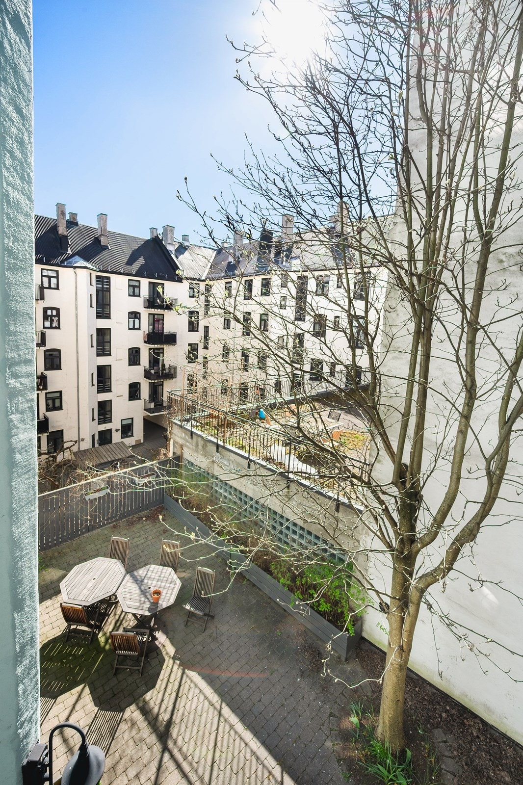 Balkongen har fint utsyn vendt mot rolig bakgård. Galleribilde