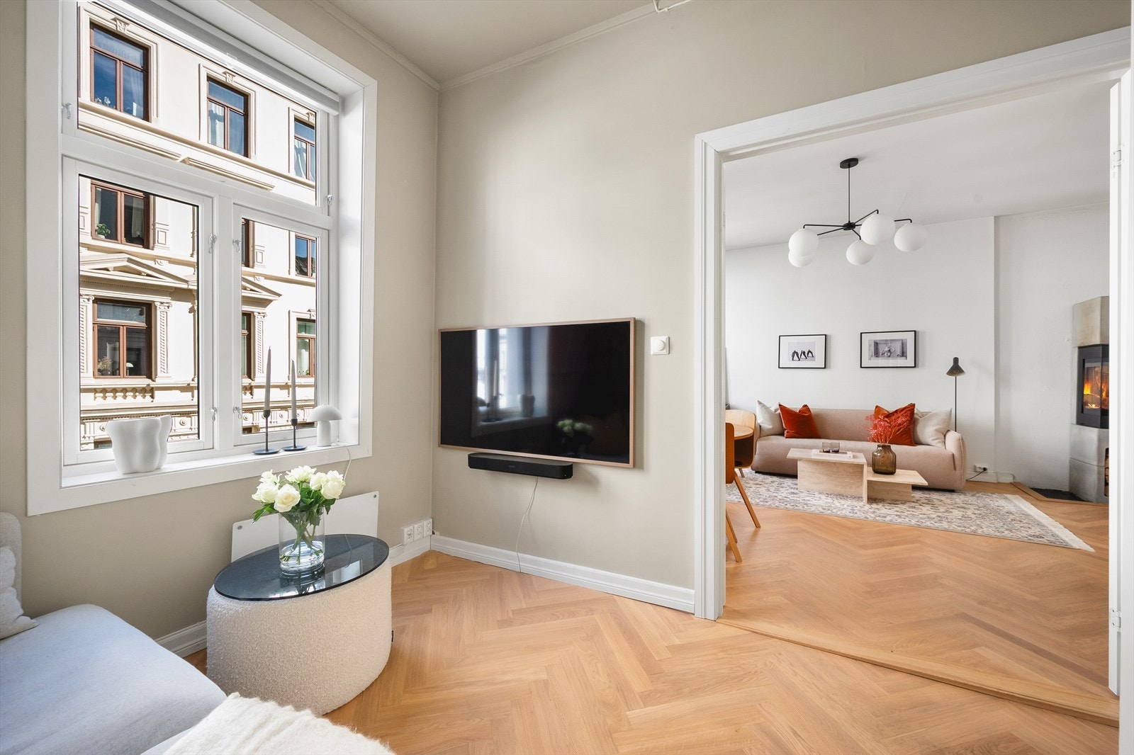 De store vindusflatene, den gode takhøyden og den gjennomgående planløsningen sikrer en svært god og luftig romfølelse. Galleribilde