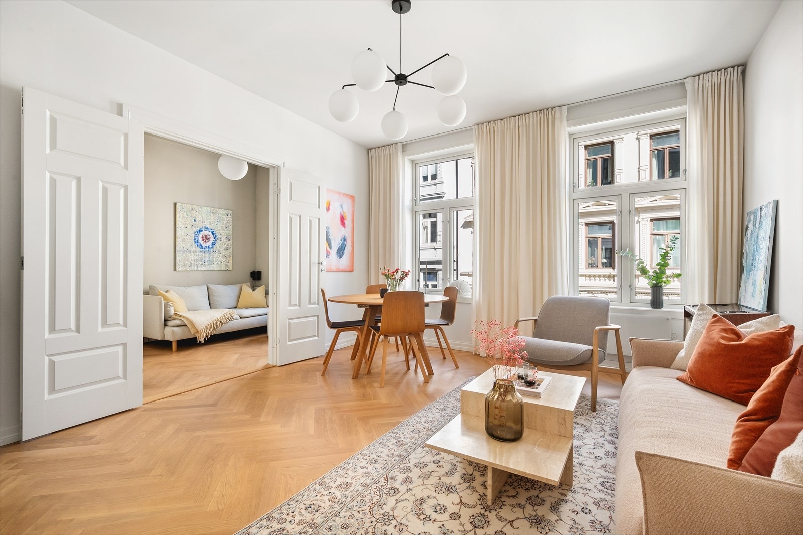 Leiligheten har en innbydende, lys og gjennomført stue med store vindusflater, god takhøyde og nydelige detaljer. Galleribilde