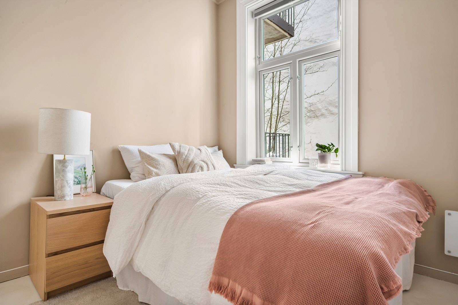 På hovedsoverommet er det god plass til dobbeltseng og nattbord. Rommet vender mot bakgård. Galleribilde