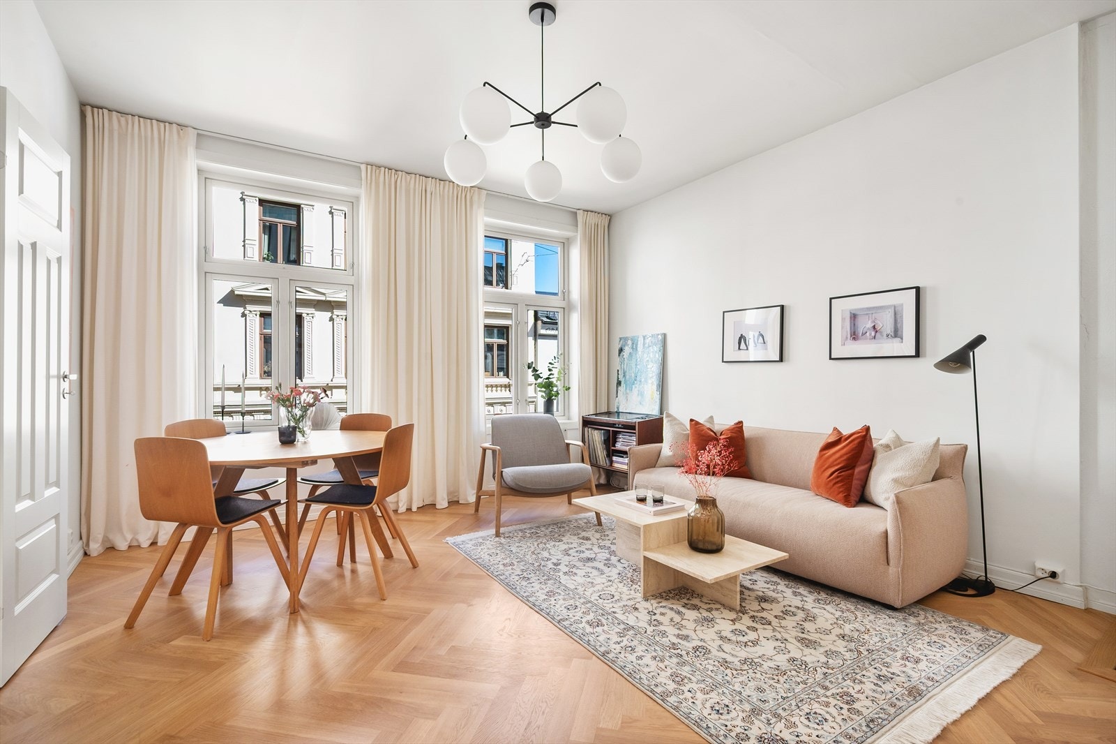 I stuen er det god plass til sofa med tilhørende møblement og spisegruppe. Galleribilde