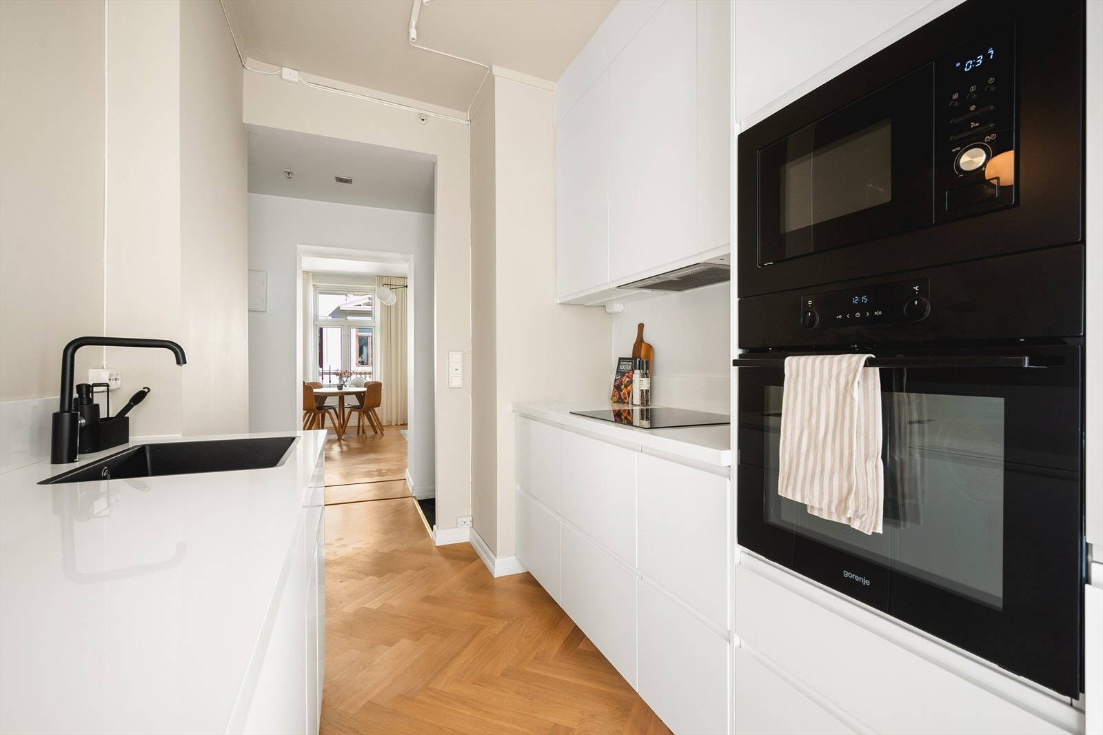 På kjøkkenet er det godt med skap og benkeplass. Galleribilde