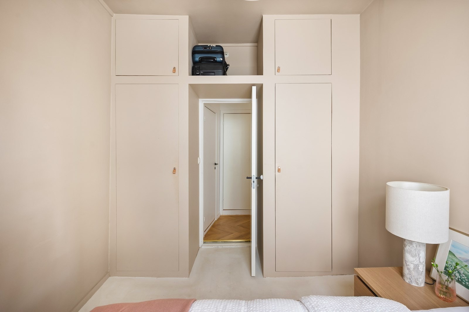 Det er plassbygd skap som utnytter himlingshøyden til det maksimale. Galleribilde