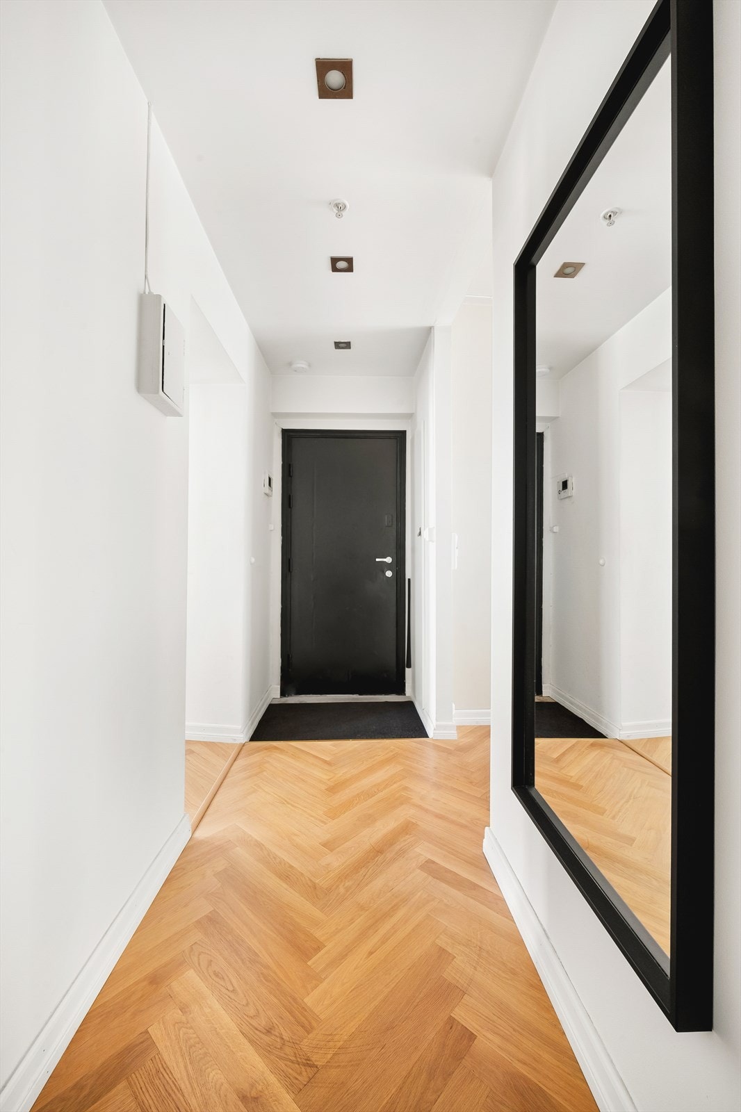 Velkommen inn! Det er god plass til oppbevaring av yttertøy med knagger, skohylle og innebygd skap. Galleribilde