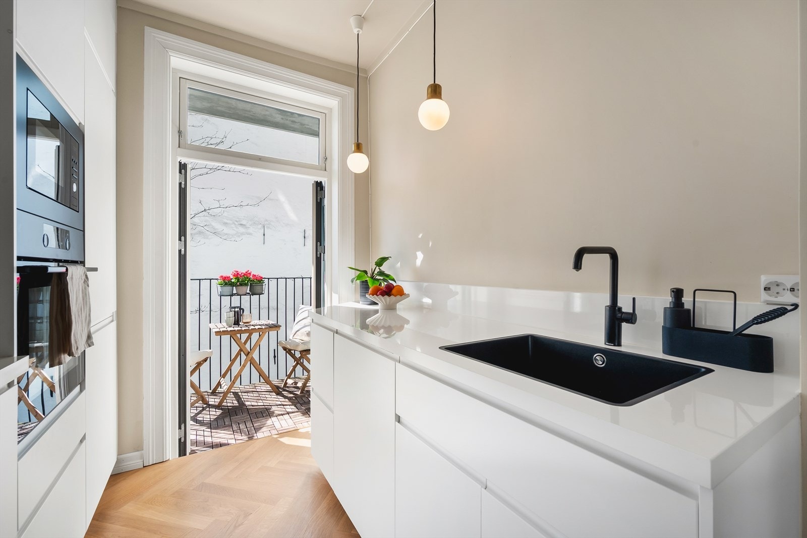 Leiligheten ligger i 2. etasje og inneholder entré, kjøkken, to soverom, bad, vaskerom og stue. Galleribilde