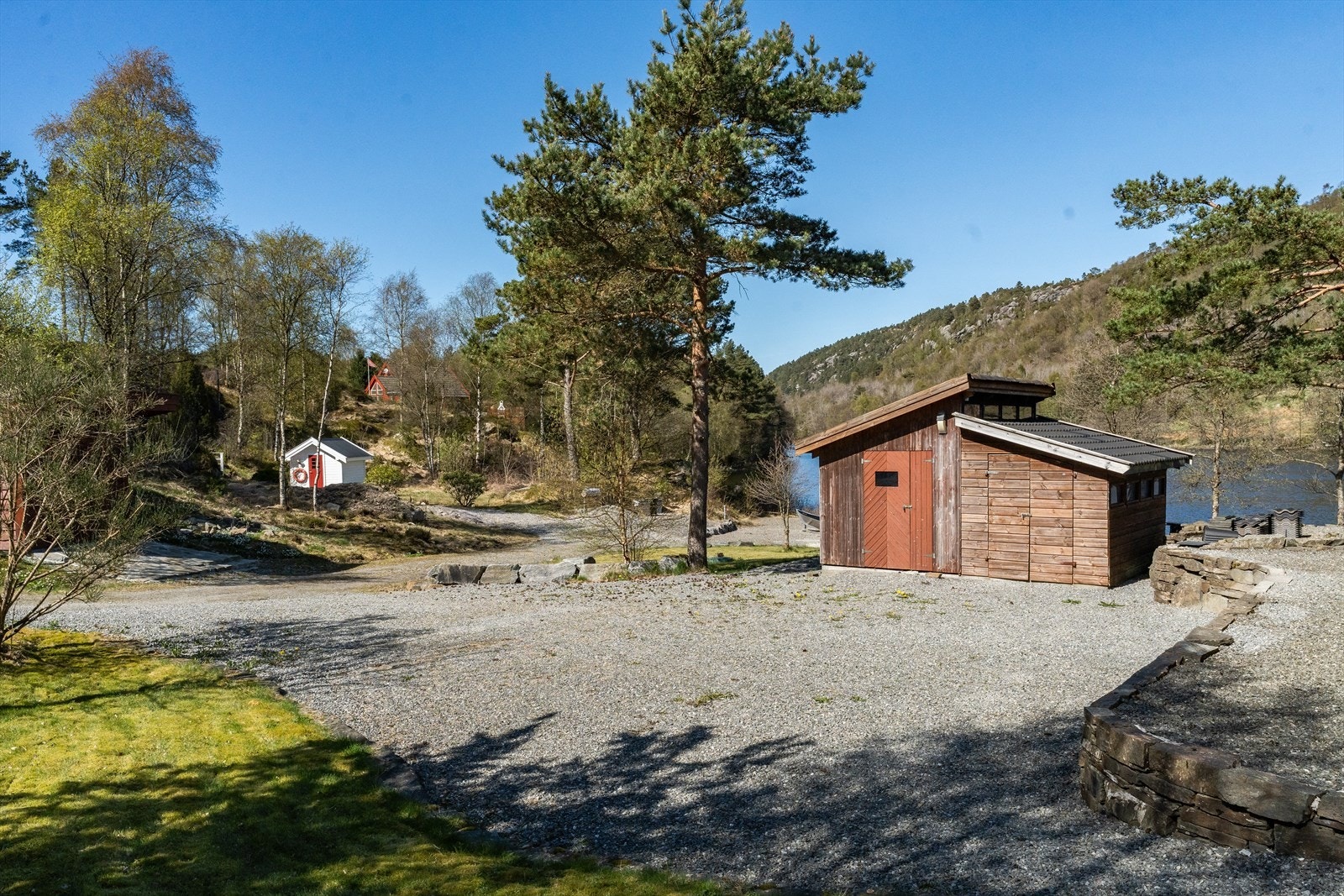 Frittstående bod med god lagringsplass. Galleribilde