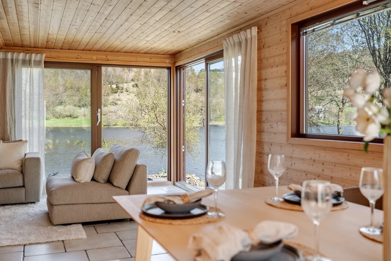Rommet har plass til både sofagruppe og spisestue. Galleribilde