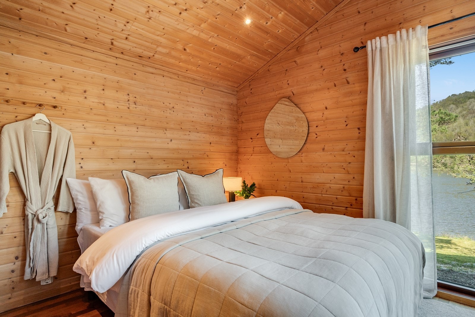 Egen terrassedør som leder rett ut til hagen. Rommet har parkett på gulvet og panel på vegger og himling, komplett med downlights. Galleribilde