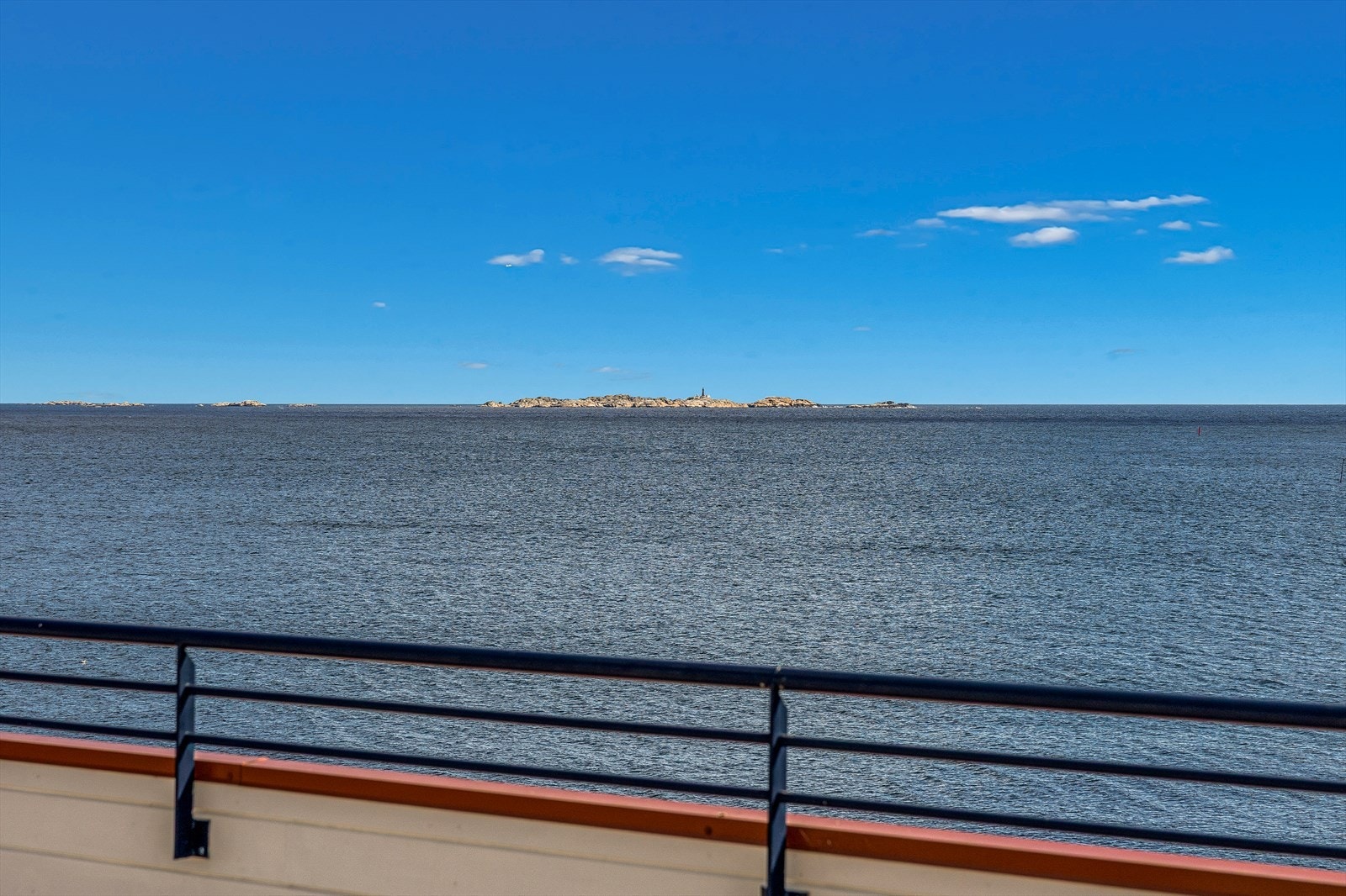 Utsikten er spektakulær med Svenner fyr i horisonten og en følelse av å være i ett med sjøen. Galleribilde