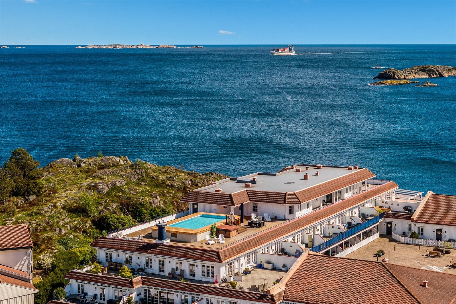 Velkommen til Risøyveien 110, en eksklusiv penthouseleilighet med rå beliggenhet ytterst på Risøya i Stavern. Galleribilde