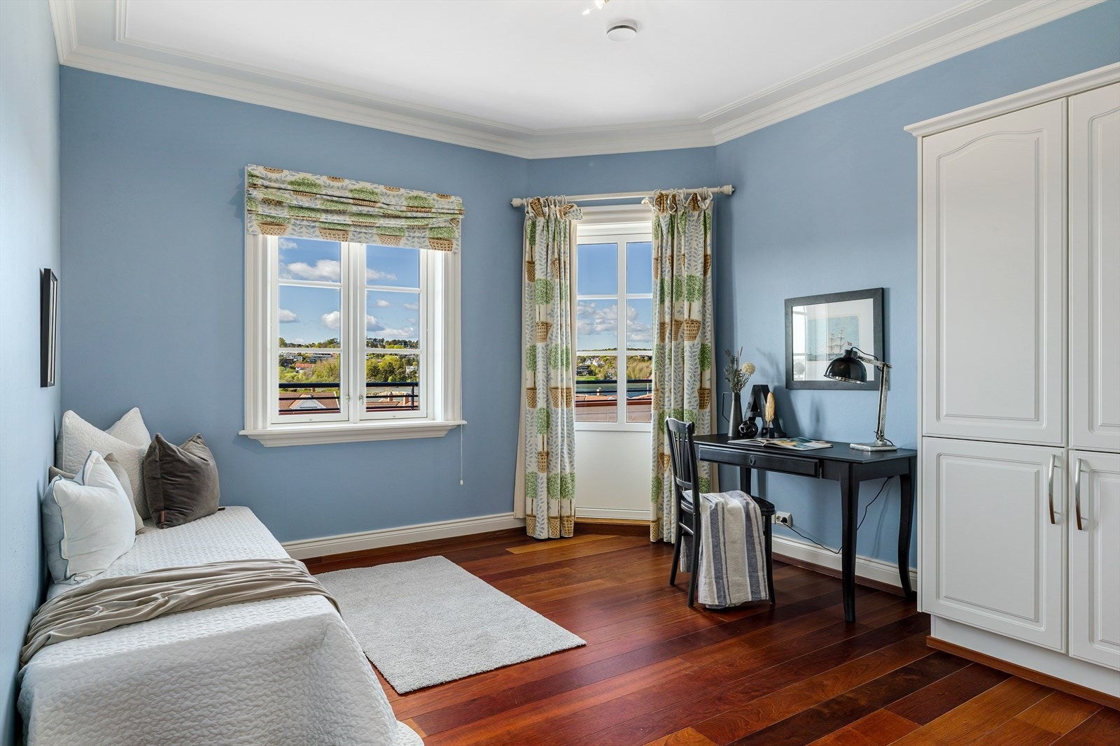 Begge gjesterommene er innredet med hvite garderobeskap og enstavs parkettgulv. Galleribilde