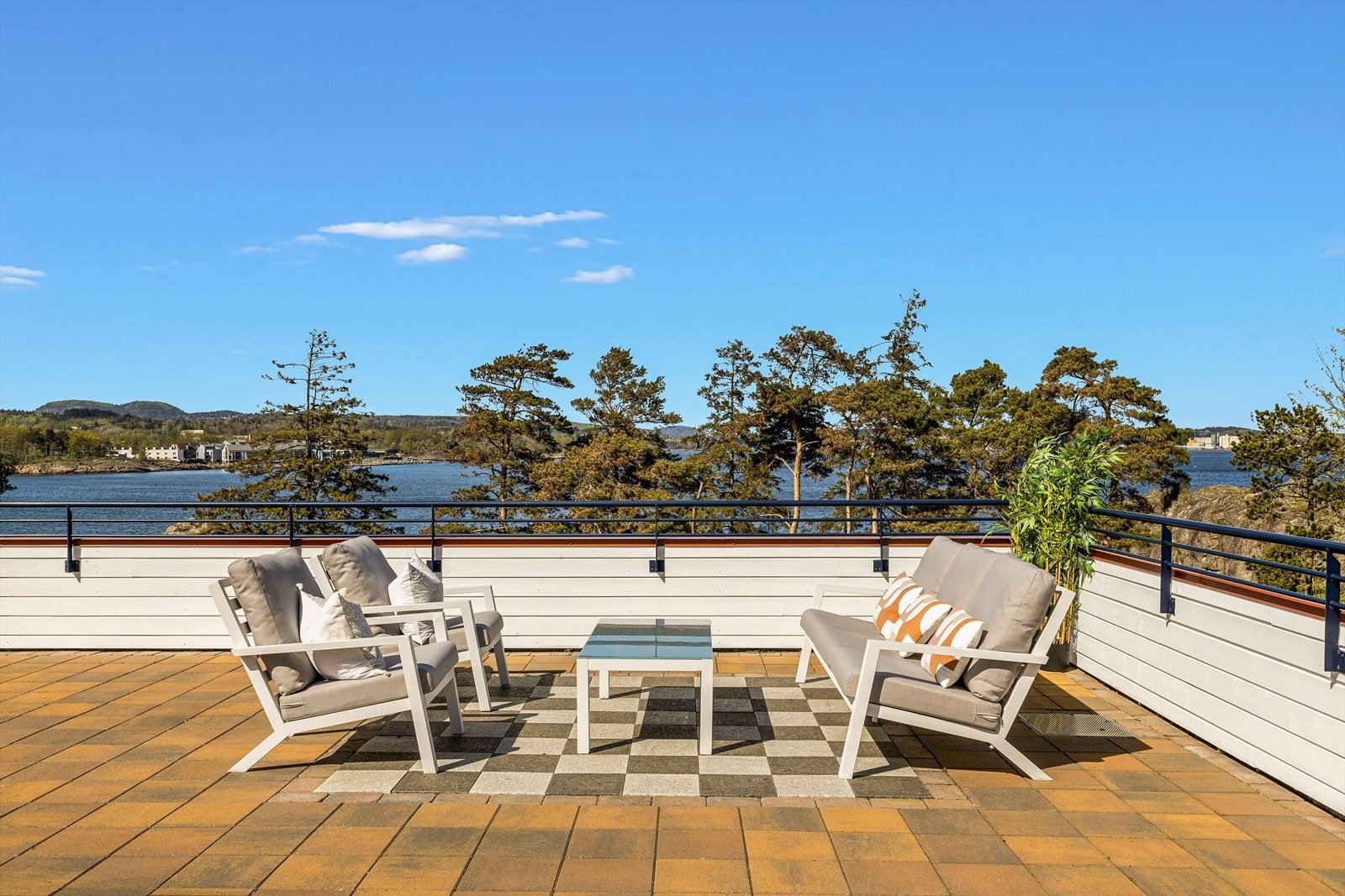 Omgivelsene er sjønære med panorama til skjærgården og sol fra soloppgang til solnedgang. Galleribilde