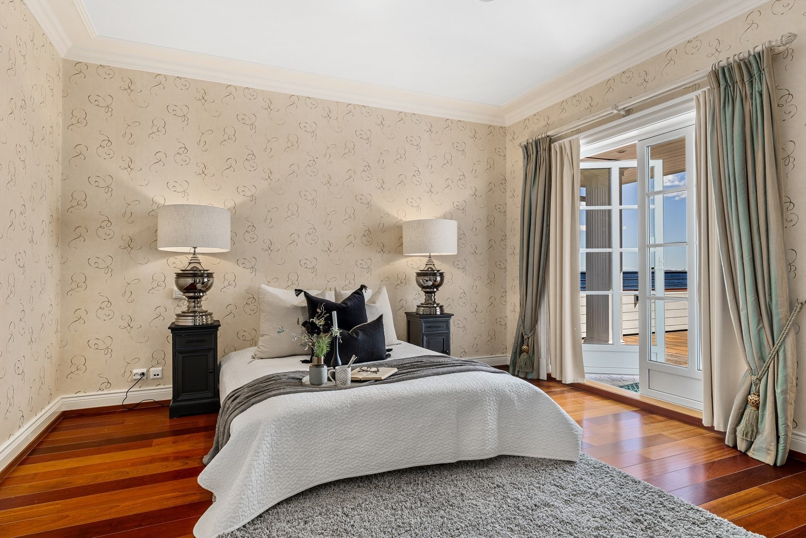 Leiligheten har tre soverom, delt inn i en hovedsuite med garderobe og to bad, samt en gjestefløy med bad og toalett. Galleribilde