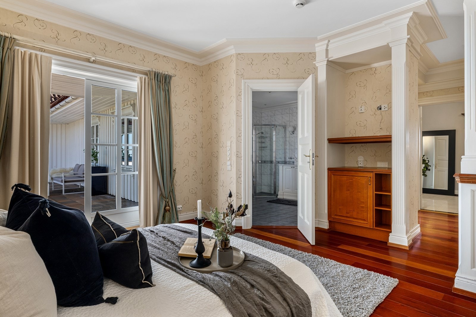 Hovedsuiten har sjøutsikt, utgang til terrassen og adkomst til to bad og en plassbygd garderobe. Galleribilde