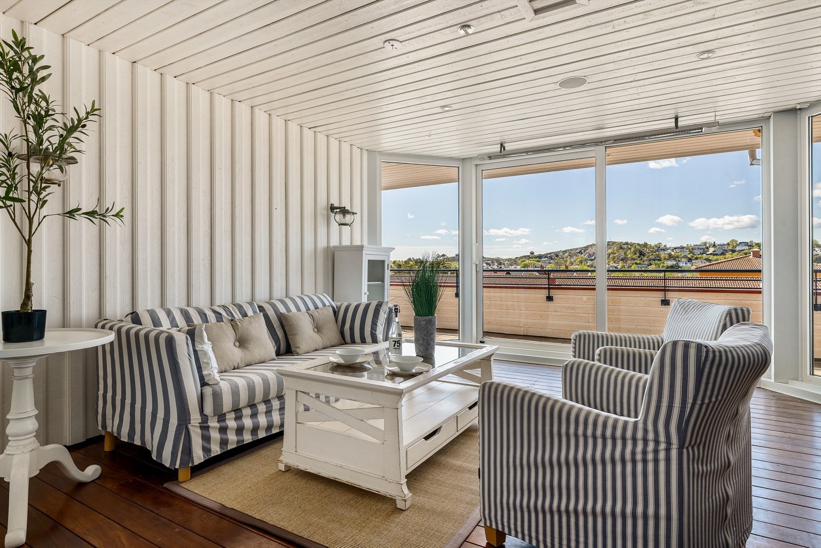 Vinterhagen kan benyttes året rundt og har nyere skyvedører fra 2024 ut til terrassen. Galleribilde