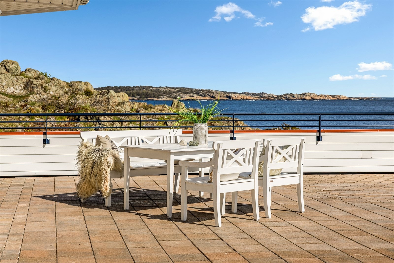 Den store terrassen har et areal på over 600 kvm, som gir plass til alt man måtte drømme om av utemøbler. Galleribilde