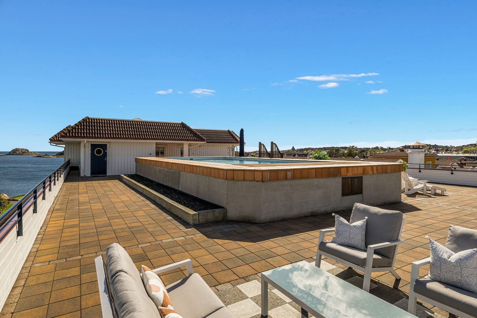 Terrassen har et fantastisk areal på over 600 kvm, der det meste er oppgradert med nytt tettesjikt i 2020 og 2024. Galleribilde