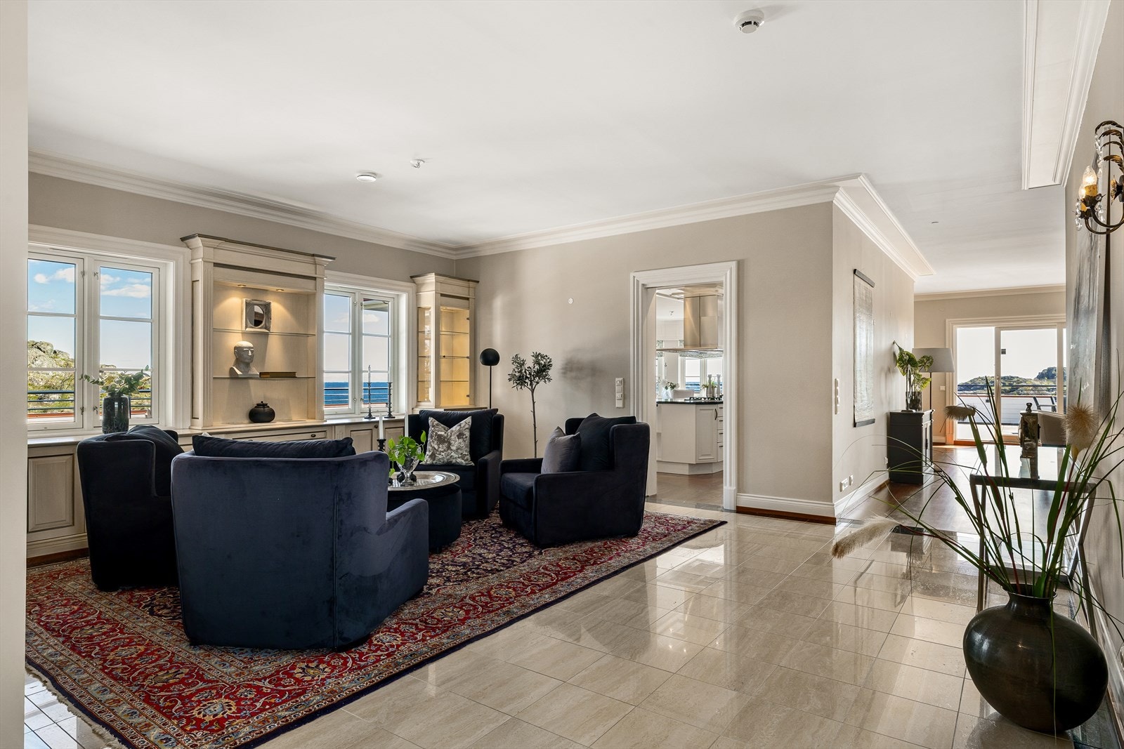 Hovedstuen er lys og luftig, direkte tilknyttet kjøkkenet og spisestuen. Galleribilde