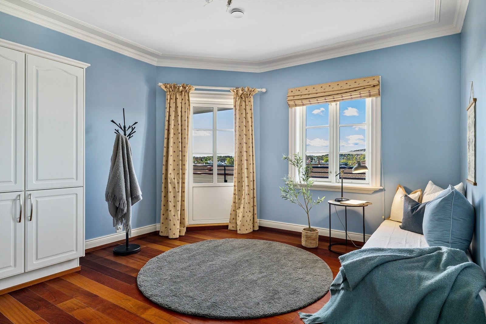 Gjesterommene har direkte utgang til terrassen i retning bassengområdet. Galleribilde