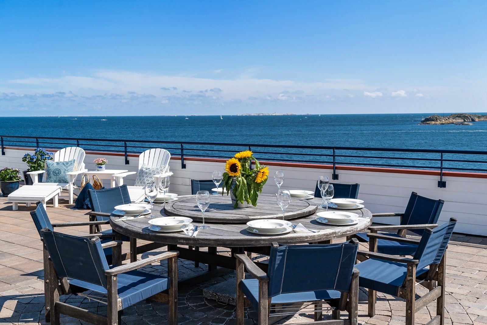 Måltidene kan nytes utendørs i solskinnet under åpen himmel, akkompagnert av en helt rå utsikt mot havet. Galleribilde