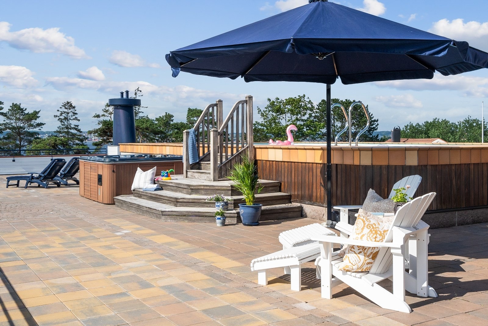 Terrassen kan skilte med sol fra morgen til kveld, stort svømmebasseng og et jacuzzi. Galleribilde