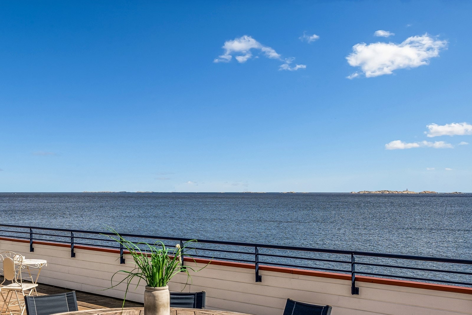 Fra terrassen strekker utsikten seg over storhavet til Svenner fyr. Galleribilde