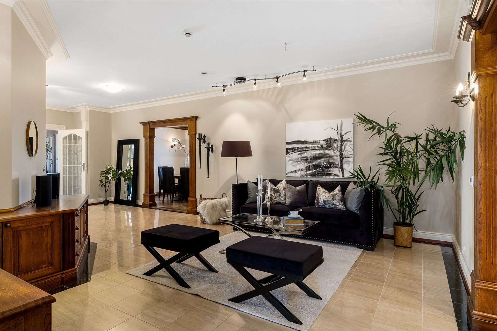 En luftig hall fungerer som et sosial forstue med adkomst til gjestefløy, hovedsuite, vinstue og hovedstue. Galleribilde