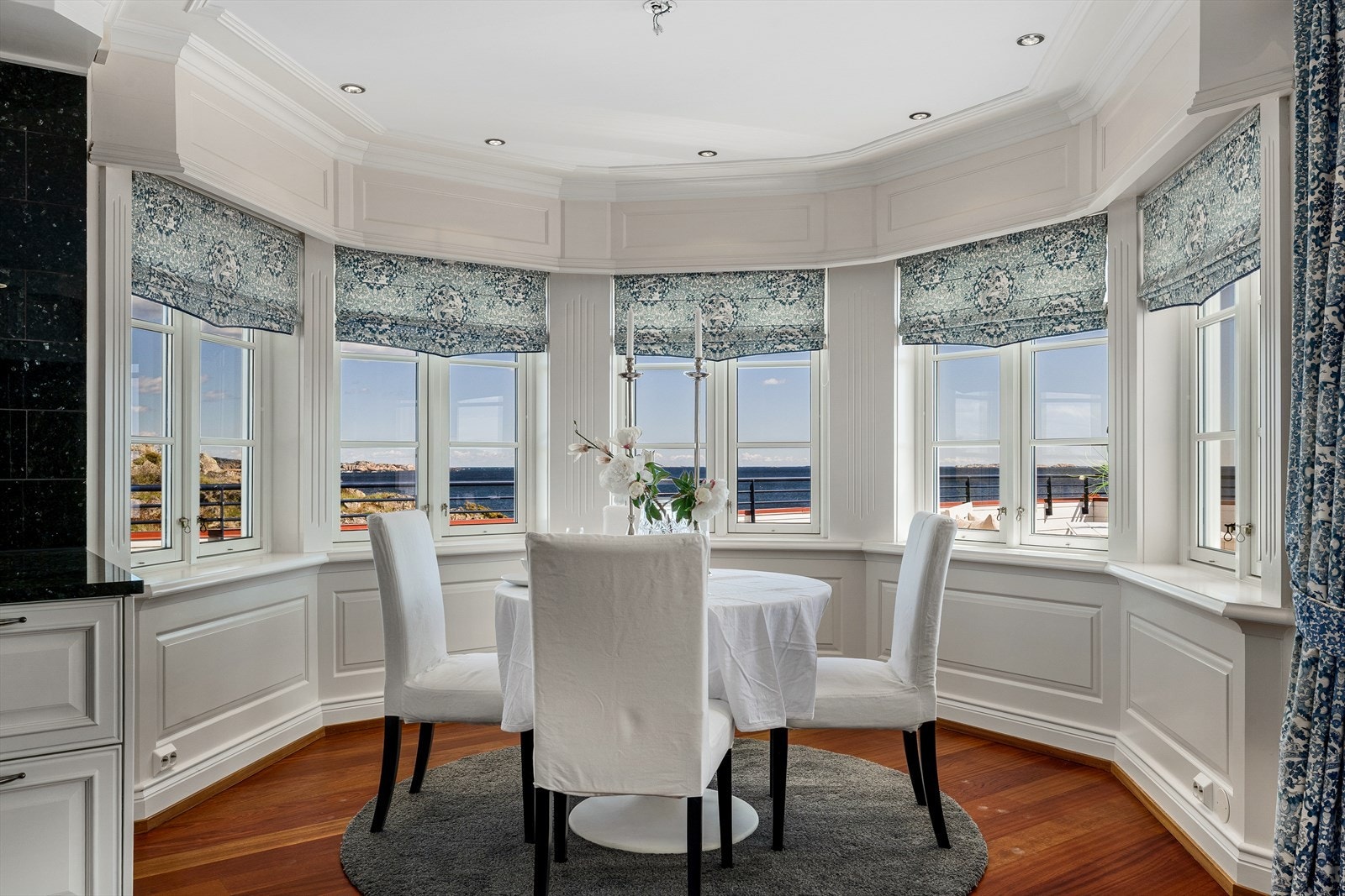 Kjøkkenet rommer et nydelig spisekarnapp med fem vinduer og god plass til frokostbord. Galleribilde