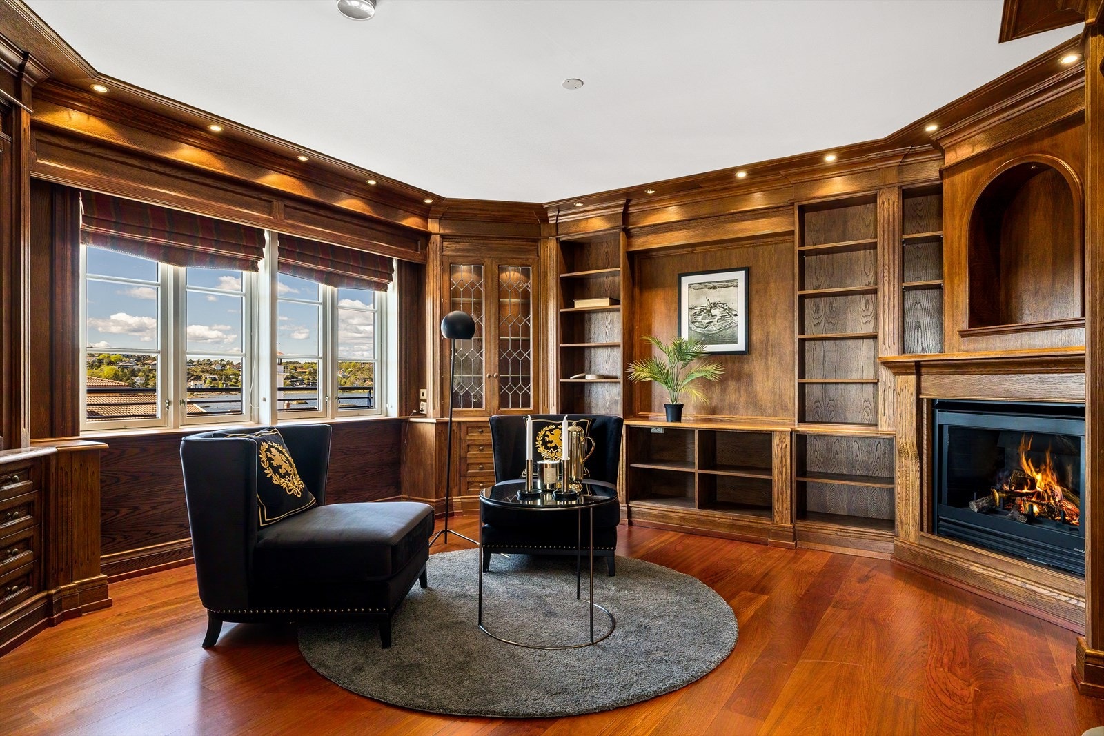 Biblioteket er har plassbygde bokhyller fra gulv til tak, gasspeis og utsikt fra gode vindusflater. Galleribilde